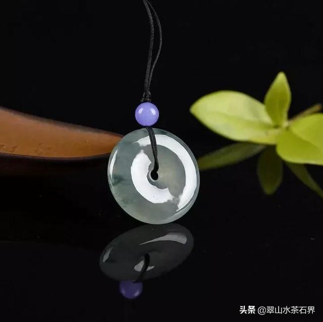 女人佩戴翡翠手镯的好处狗年适合戴翡翠手镯吗-第2张图片-翡翠网 女人佩戴翡翠手镯的好处狗年适合戴翡翠手镯吗-第2张图片-翡翠网