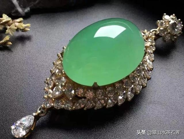 女人佩戴翡翠手镯的好处狗年适合戴翡翠手镯吗-第4张图片-翡翠网 女人佩戴翡翠手镯的好处狗年适合戴翡翠手镯吗-第4张图片-翡翠网