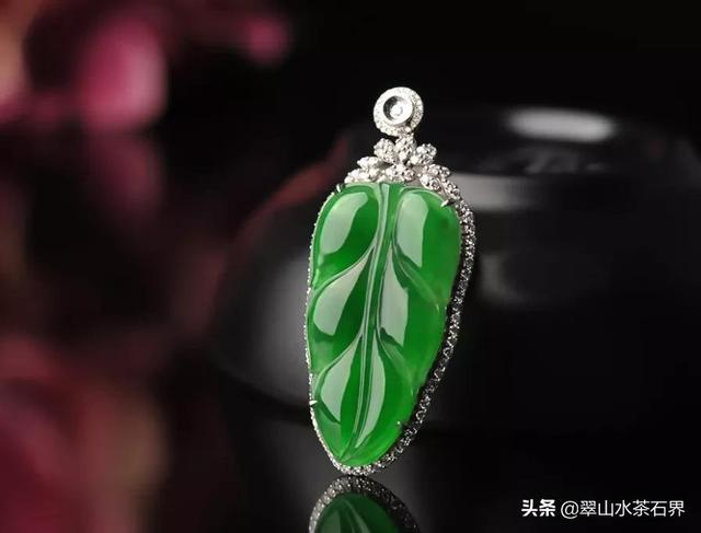 女人佩戴翡翠手镯的好处狗年适合戴翡翠手镯吗-第6张图片-翡翠网 女人佩戴翡翠手镯的好处狗年适合戴翡翠手镯吗-第6张图片-翡翠网