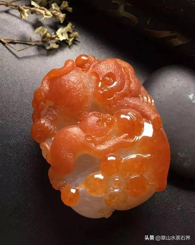 女人佩戴翡翠手镯的好处狗年适合戴翡翠手镯吗-第8张图片-翡翠网 女人佩戴翡翠手镯的好处狗年适合戴翡翠手镯吗-第8张图片-翡翠网