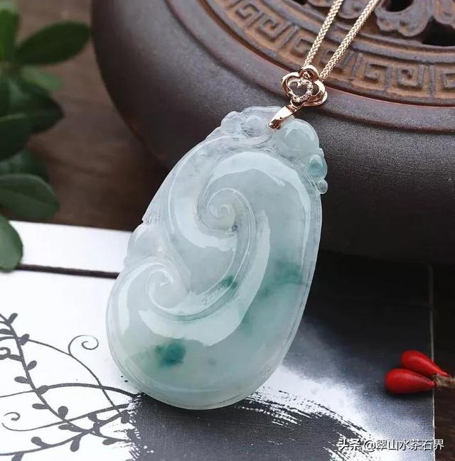 女人佩戴翡翠手镯的好处狗年适合戴翡翠手镯吗-第9张图片-翡翠网 女人佩戴翡翠手镯的好处狗年适合戴翡翠手镯吗-第9张图片-翡翠网