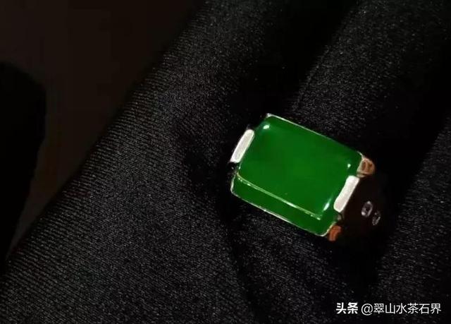 女人佩戴翡翠手镯的好处狗年适合戴翡翠手镯吗-第12张图片-翡翠网 女人佩戴翡翠手镯的好处狗年适合戴翡翠手镯吗-第12张图片-翡翠网