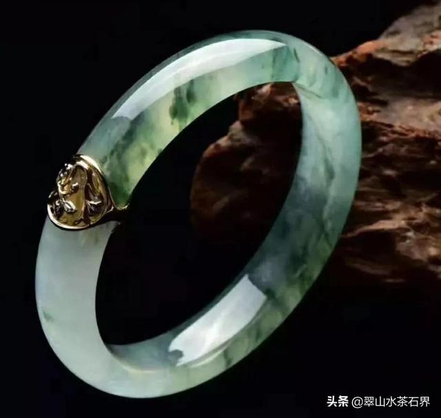 女人佩戴翡翠手镯的好处狗年适合戴翡翠手镯吗-第13张图片-翡翠网 女人佩戴翡翠手镯的好处狗年适合戴翡翠手镯吗-第13张图片-翡翠网