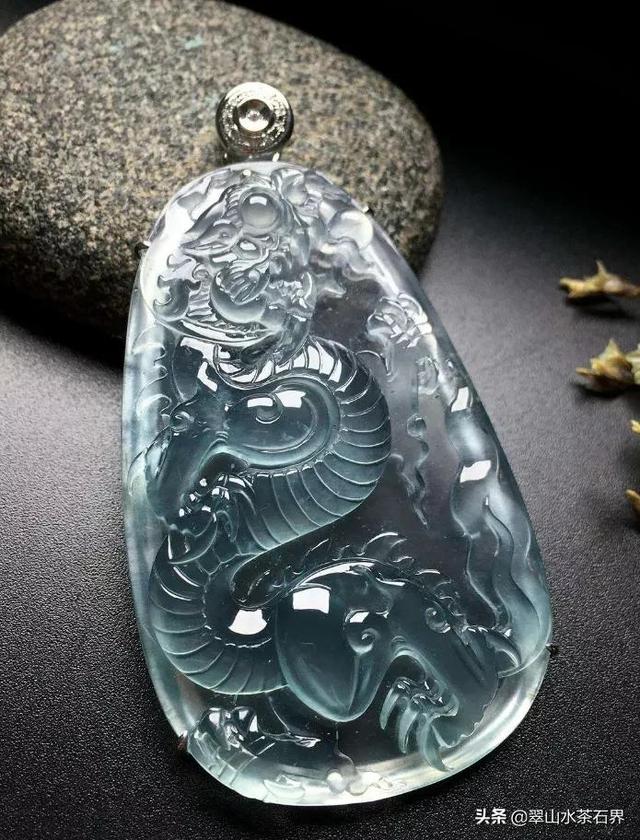 女人佩戴翡翠手镯的好处狗年适合戴翡翠手镯吗-第15张图片-翡翠网 女人佩戴翡翠手镯的好处狗年适合戴翡翠手镯吗-第15张图片-翡翠网