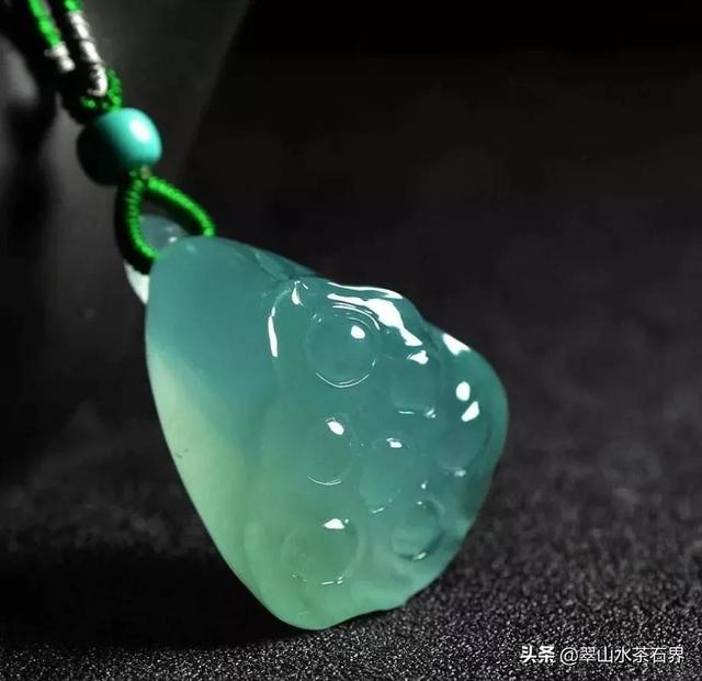 女人佩戴翡翠手镯的好处狗年适合戴翡翠手镯吗-第16张图片-翡翠网 女人佩戴翡翠手镯的好处狗年适合戴翡翠手镯吗-第16张图片-翡翠网