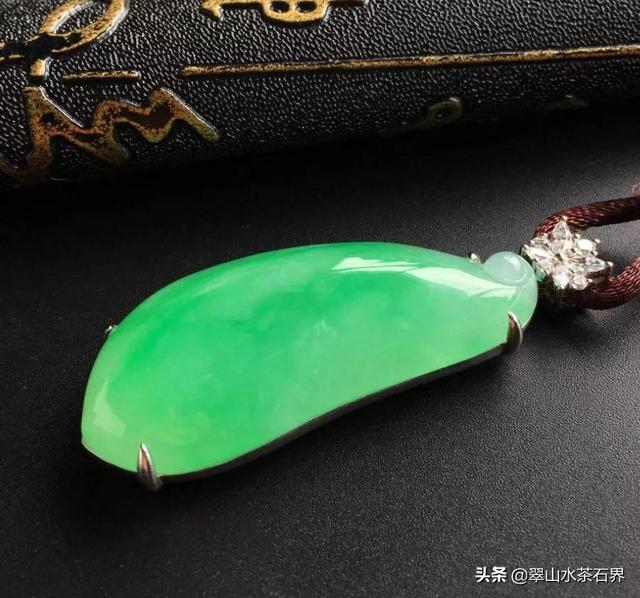 女人佩戴翡翠手镯的好处狗年适合戴翡翠手镯吗-第18张图片-翡翠网 女人佩戴翡翠手镯的好处狗年适合戴翡翠手镯吗-第18张图片-翡翠网