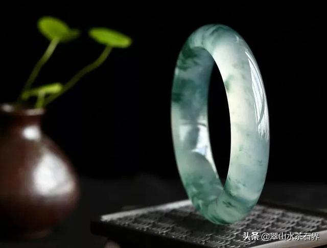 女人佩戴翡翠手镯的好处狗年适合戴翡翠手镯吗-第19张图片-翡翠网 女人佩戴翡翠手镯的好处狗年适合戴翡翠手镯吗-第19张图片-翡翠网