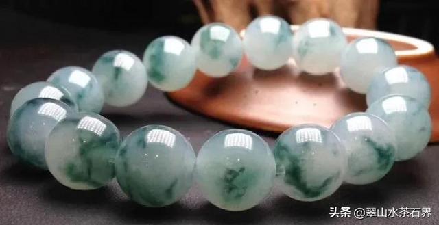 女人佩戴翡翠手镯的好处狗年适合戴翡翠手镯吗-第23张图片-翡翠网 女人佩戴翡翠手镯的好处狗年适合戴翡翠手镯吗-第23张图片-翡翠网