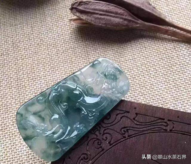 女人佩戴翡翠手镯的好处狗年适合戴翡翠手镯吗-第24张图片-翡翠网 女人佩戴翡翠手镯的好处狗年适合戴翡翠手镯吗-第24张图片-翡翠网