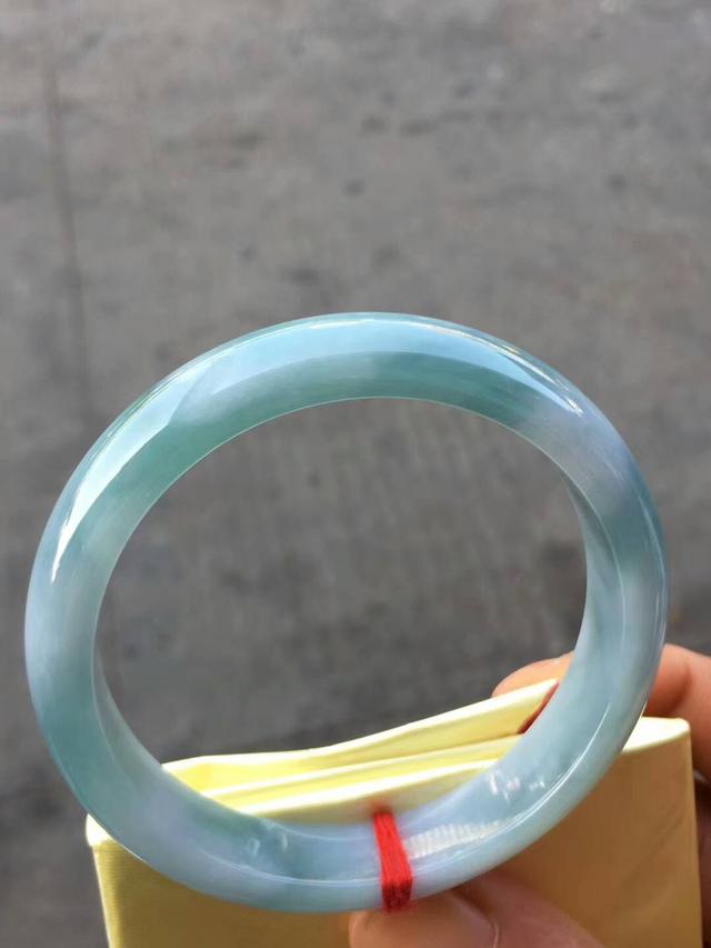 冰糯种的手镯怎么样,翡翠糯冰春彩手镯-第1张图片-翡翠网 冰糯种的手镯怎么样,翡翠糯冰春彩手镯-第1张图片-翡翠网