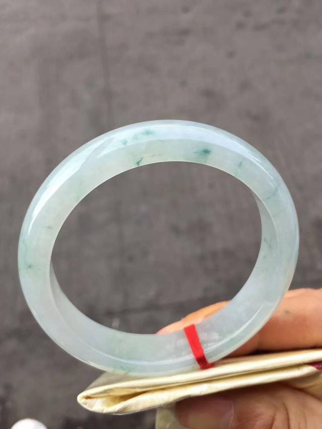 冰糯种的手镯怎么样,翡翠糯冰春彩手镯-第2张图片-翡翠网 冰糯种的手镯怎么样,翡翠糯冰春彩手镯-第2张图片-翡翠网