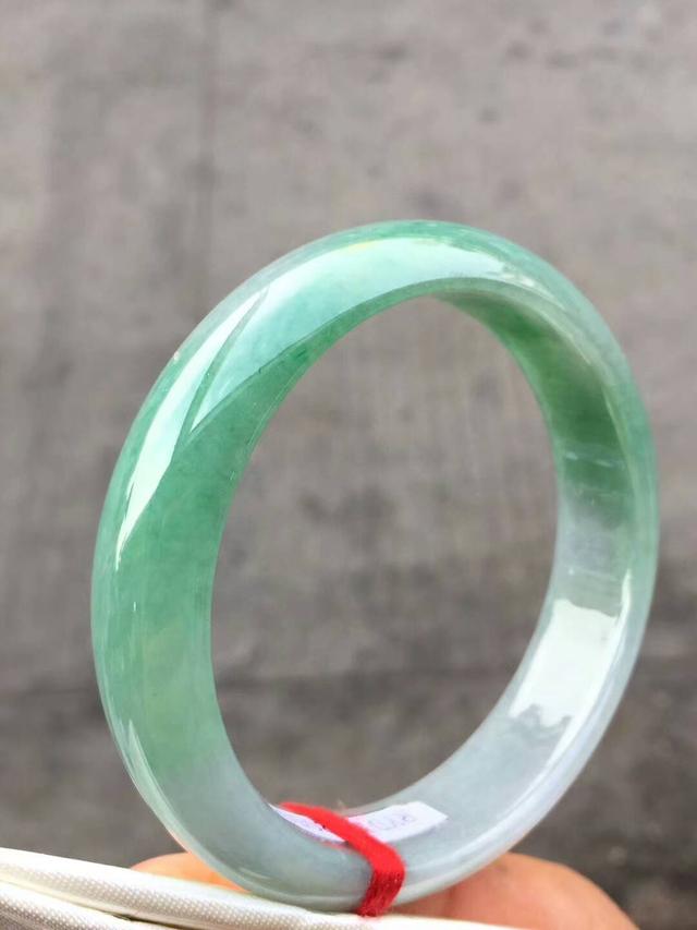 冰糯种的手镯怎么样,翡翠糯冰春彩手镯-第3张图片-翡翠网 冰糯种的手镯怎么样,翡翠糯冰春彩手镯-第3张图片-翡翠网