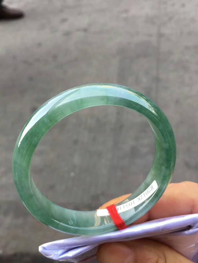 冰糯种的手镯怎么样,翡翠糯冰春彩手镯-第4张图片-翡翠网 冰糯种的手镯怎么样,翡翠糯冰春彩手镯-第4张图片-翡翠网