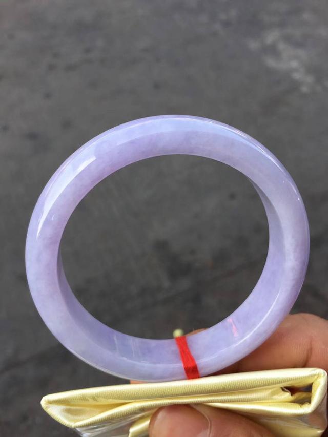 冰糯种的手镯怎么样,翡翠糯冰春彩手镯-第5张图片-翡翠网 冰糯种的手镯怎么样,翡翠糯冰春彩手镯-第5张图片-翡翠网