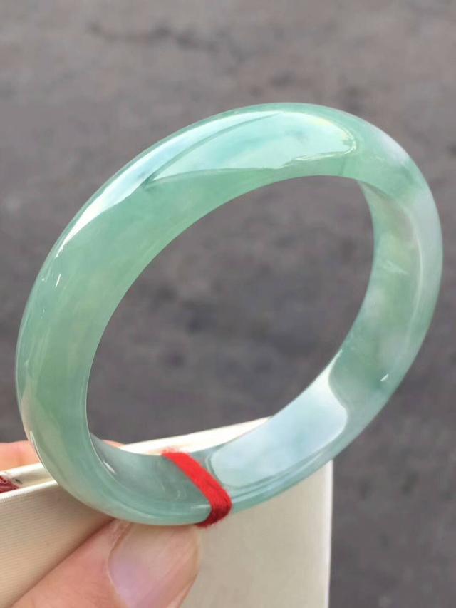 冰糯种的手镯怎么样,翡翠糯冰春彩手镯-第6张图片-翡翠网 冰糯种的手镯怎么样,翡翠糯冰春彩手镯-第6张图片-翡翠网
