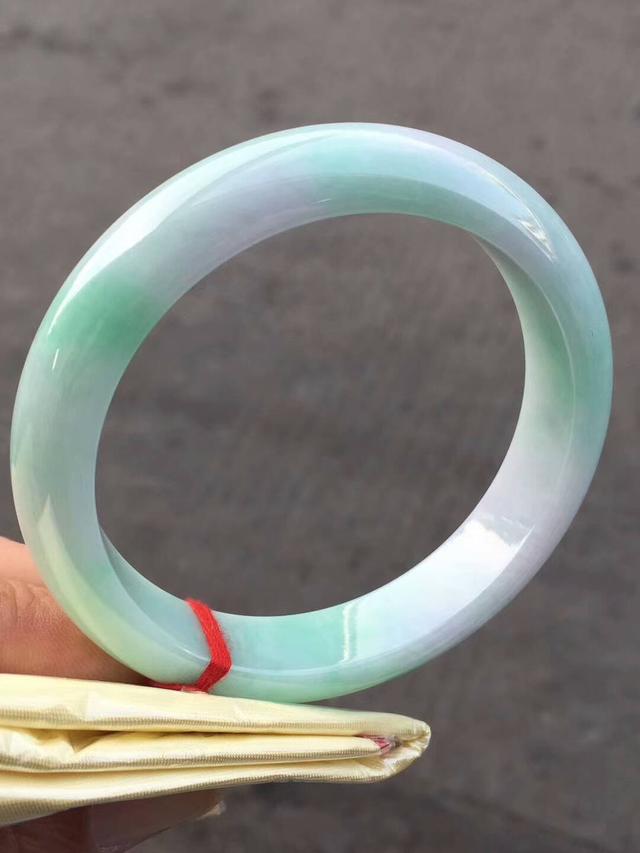 冰糯种的手镯怎么样,翡翠糯冰春彩手镯-第7张图片-翡翠网 冰糯种的手镯怎么样,翡翠糯冰春彩手镯-第7张图片-翡翠网