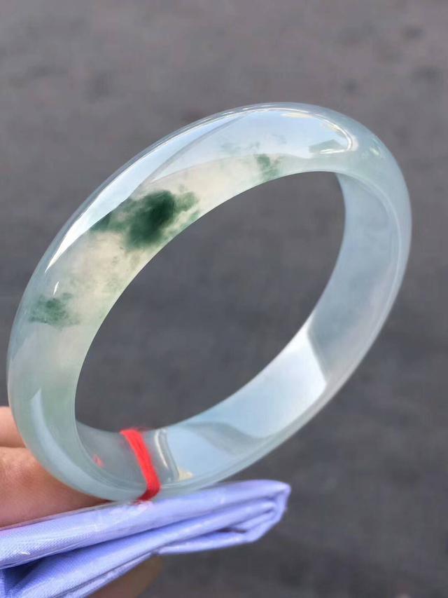 冰糯种的手镯怎么样,翡翠糯冰春彩手镯-第8张图片-翡翠网 冰糯种的手镯怎么样,翡翠糯冰春彩手镯-第8张图片-翡翠网