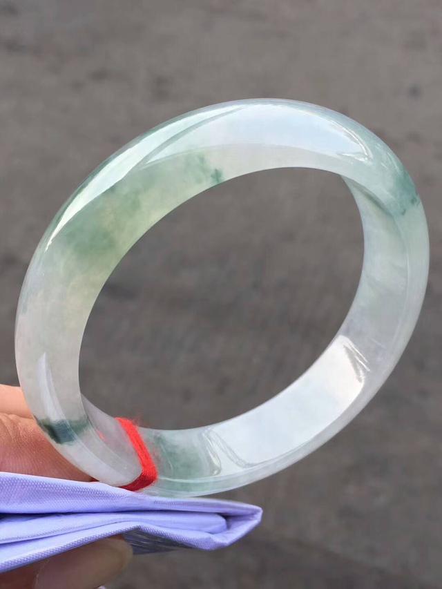 冰糯种的手镯怎么样,翡翠糯冰春彩手镯-第9张图片-翡翠网 冰糯种的手镯怎么样,翡翠糯冰春彩手镯-第9张图片-翡翠网