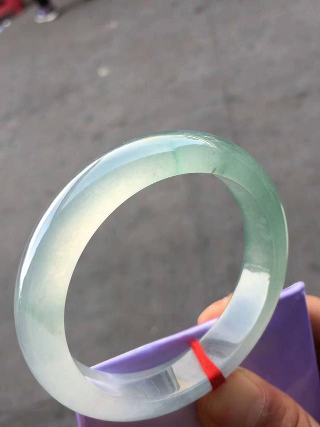 冰糯种的手镯怎么样,翡翠糯冰春彩手镯-第11张图片-翡翠网 冰糯种的手镯怎么样,翡翠糯冰春彩手镯-第11张图片-翡翠网