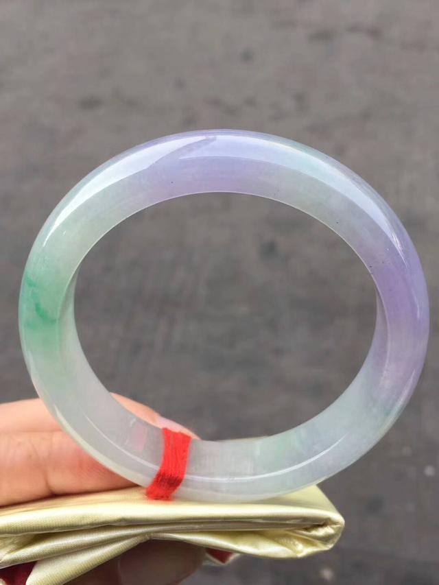 冰糯种的手镯怎么样,翡翠糯冰春彩手镯-第12张图片-翡翠网 冰糯种的手镯怎么样,翡翠糯冰春彩手镯-第12张图片-翡翠网