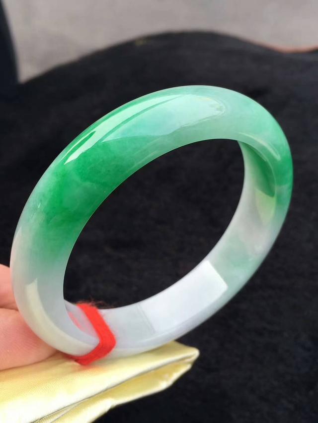 冰糯种的手镯怎么样,翡翠糯冰春彩手镯-第13张图片-翡翠网 冰糯种的手镯怎么样,翡翠糯冰春彩手镯-第13张图片-翡翠网