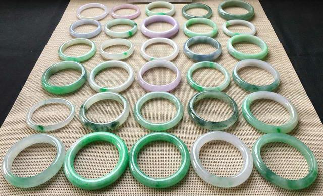 冰糯种的手镯怎么样,翡翠糯冰春彩手镯-第16张图片-翡翠网 冰糯种的手镯怎么样,翡翠糯冰春彩手镯-第16张图片-翡翠网