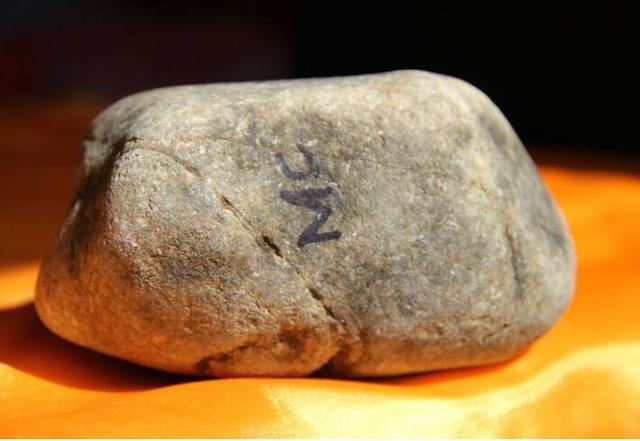 帝王之色的翡翠原石,翡翠原石价格-第2张图片-翡翠网 帝王之色的翡翠原石,翡翠原石价格-第2张图片-翡翠网