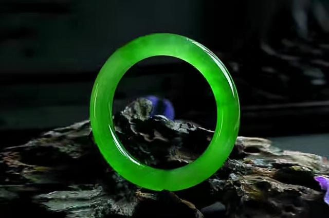 帝王之色的翡翠原石,翡翠原石价格-第8张图片-翡翠网 帝王之色的翡翠原石,翡翠原石价格-第8张图片-翡翠网