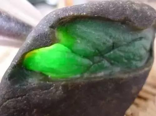 翡翠原石颜色有几种,翡翠原石的五种分类-第1张图片-翡翠网 翡翠原石颜色有几种,翡翠原石的五种分类-第1张图片-翡翠网