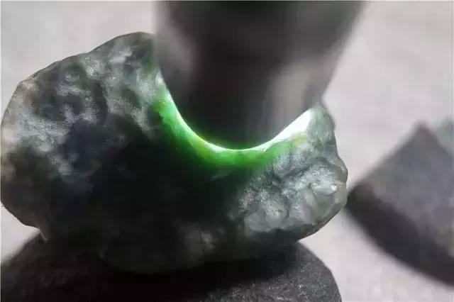 翡翠原石颜色有几种,翡翠原石的五种分类-第5张图片-翡翠网 翡翠原石颜色有几种,翡翠原石的五种分类-第5张图片-翡翠网