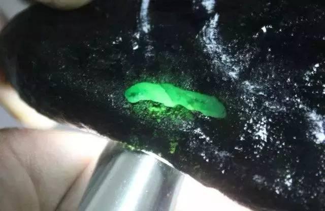 翡翠原石颜色有几种,翡翠原石的五种分类-第6张图片-翡翠网 翡翠原石颜色有几种,翡翠原石的五种分类-第6张图片-翡翠网