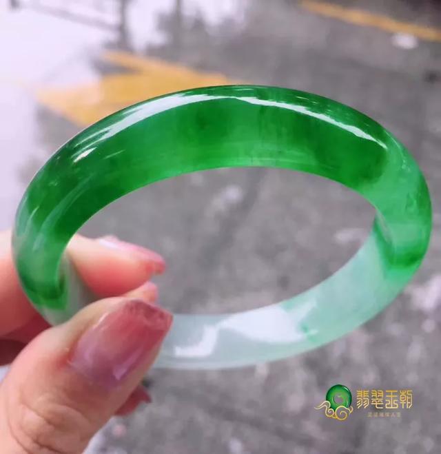 翡翠引发的故事,翡翠故事知识分享-第11张图片-翡翠网 翡翠引发的故事,翡翠故事知识分享-第11张图片-翡翠网