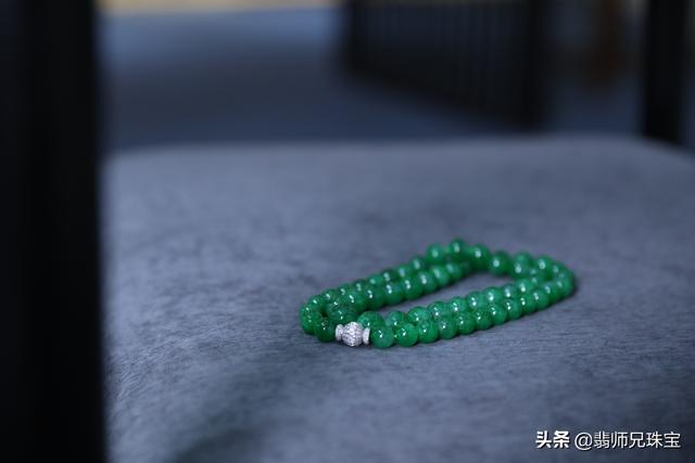 翡翠手镯荧光粉处理的简单介绍-第2张图片-翡翠网 翡翠手镯荧光粉处理的简单介绍-第2张图片-翡翠网