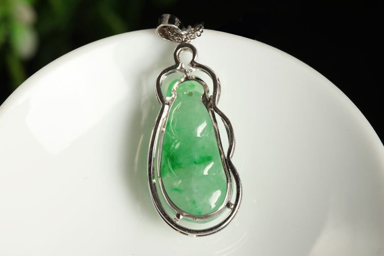 翡翠糯种挂件多少钱糯种翡翠挂件价格-第1张图片-翡翠网 翡翠糯种挂件多少钱糯种翡翠挂件价格-第1张图片-翡翠网