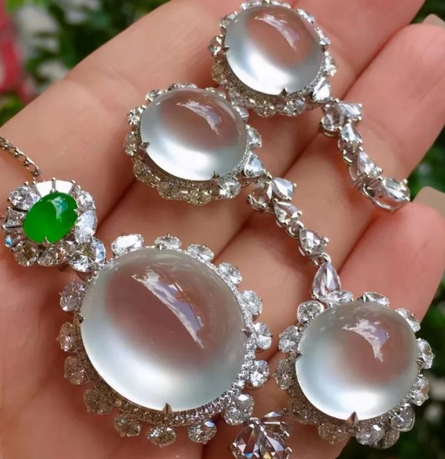 翡翠价格大五价是多少,翡翠价格中五-第10张图片-翡翠网 翡翠价格大五价是多少,翡翠价格中五-第10张图片-翡翠网