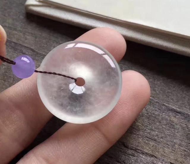 糯冰种的翡翠能养透吗冰糯种翡翠戴久了会透-第4张图片-翡翠网 糯冰种的翡翠能养透吗冰糯种翡翠戴久了会透-第4张图片-翡翠网