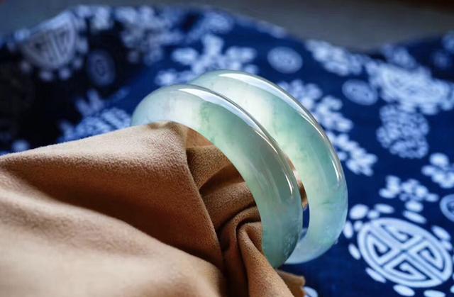 糯冰种的翡翠能养透吗冰糯种翡翠戴久了会透-第5张图片-翡翠网 糯冰种的翡翠能养透吗冰糯种翡翠戴久了会透-第5张图片-翡翠网