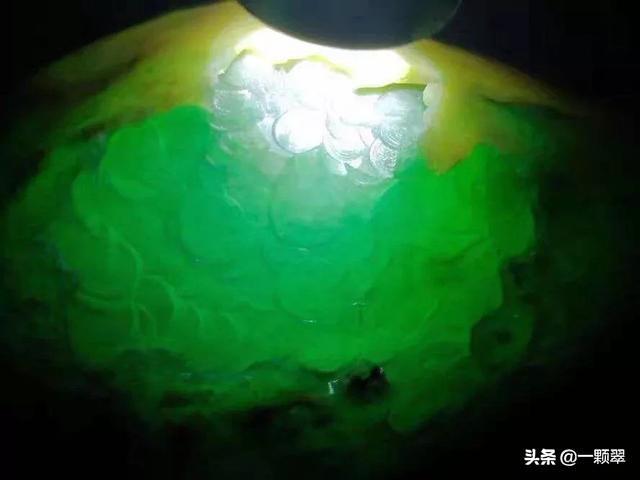 为什么翡翠原石打灯有黄绿色,翡翠原石看种用白灯还是黄灯-第1张图片-翡翠网