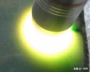 为什么翡翠原石打灯有黄绿色,翡翠原石看种用白灯还是黄灯-第3张图片-翡翠网 为什么翡翠原石打灯有黄绿色,翡翠原石看种用白灯还是黄灯-第3张图片-翡翠网