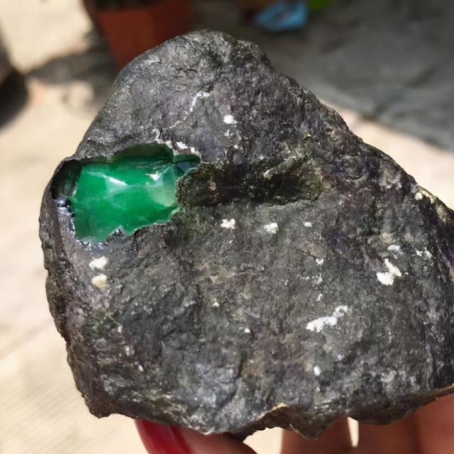 翁巴列翡翠原石特点,翡翠原石有几个场口-第6张图片-翡翠网 翁巴列翡翠原石特点,翡翠原石有几个场口-第6张图片-翡翠网