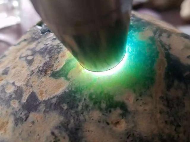 翁巴列翡翠原石特点,翡翠原石有几个场口-第8张图片-翡翠网 翁巴列翡翠原石特点,翡翠原石有几个场口-第8张图片-翡翠网