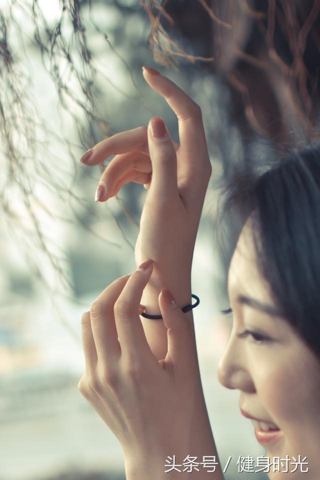 十指芊芊是什么姿势,十指芊芊翡翠知识-第1张图片-翡翠网 十指芊芊是什么姿势,十指芊芊翡翠知识-第1张图片-翡翠网