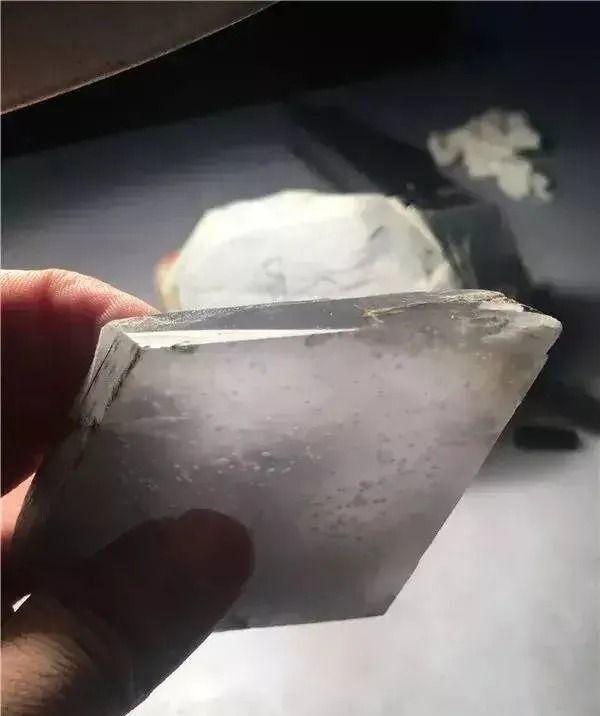 吉林冰种翡翠原石玻璃种翡翠原石-第5张图片-翡翠网 吉林冰种翡翠原石玻璃种翡翠原石-第5张图片-翡翠网