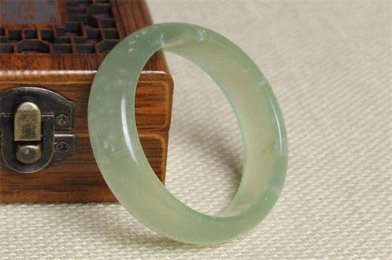 翡翠手镯的带法讲究一千万满绿翡翠手镯-第1张图片-翡翠网 翡翠手镯的带法讲究一千万满绿翡翠手镯-第1张图片-翡翠网