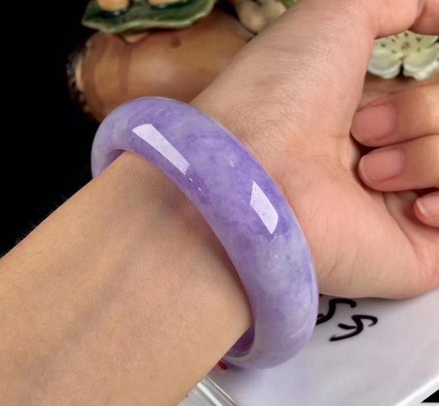 翡翠手镯的带法讲究一千万满绿翡翠手镯-第5张图片-翡翠网 翡翠手镯的带法讲究一千万满绿翡翠手镯-第5张图片-翡翠网