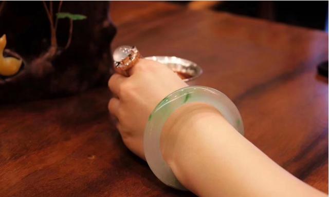 翡翠手镯的带法讲究一千万满绿翡翠手镯-第7张图片-翡翠网 翡翠手镯的带法讲究一千万满绿翡翠手镯-第7张图片-翡翠网