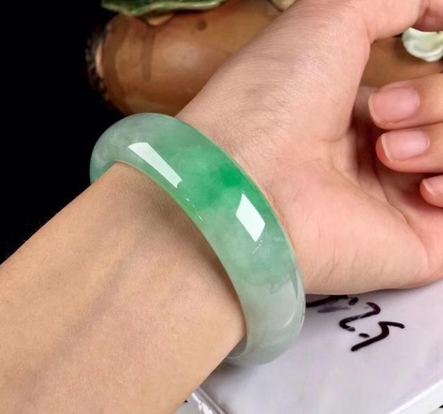 翡翠手镯的带法讲究一千万满绿翡翠手镯-第8张图片-翡翠网 翡翠手镯的带法讲究一千万满绿翡翠手镯-第8张图片-翡翠网