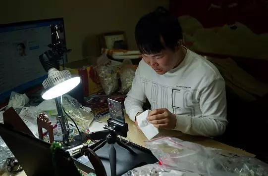 快手直播卖翡翠原石是真的吗快手玉匠人的翡翠手镯是不是真的-第3张图片-翡翠网 快手直播卖翡翠原石是真的吗快手玉匠人的翡翠手镯是不是真的-第3张图片-翡翠网