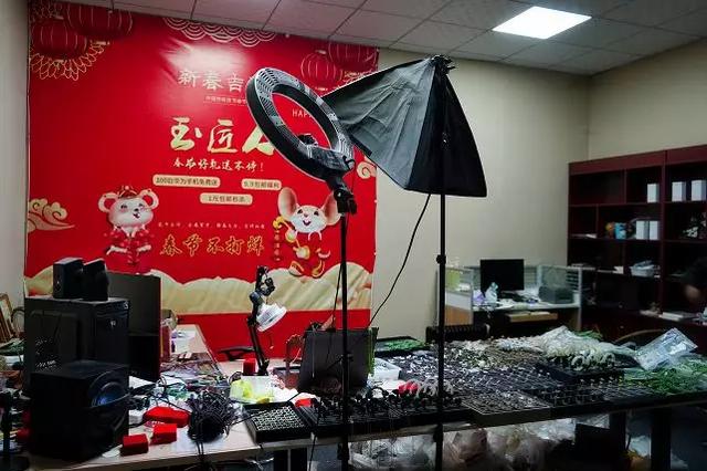 快手直播卖翡翠原石是真的吗快手玉匠人的翡翠手镯是不是真的-第4张图片-翡翠网 快手直播卖翡翠原石是真的吗快手玉匠人的翡翠手镯是不是真的-第4张图片-翡翠网