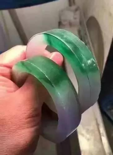 豆种翡翠手镯,绿带紫色翡翠手镯值钱吗-第7张图片-翡翠网 豆种翡翠手镯,绿带紫色翡翠手镯值钱吗-第7张图片-翡翠网